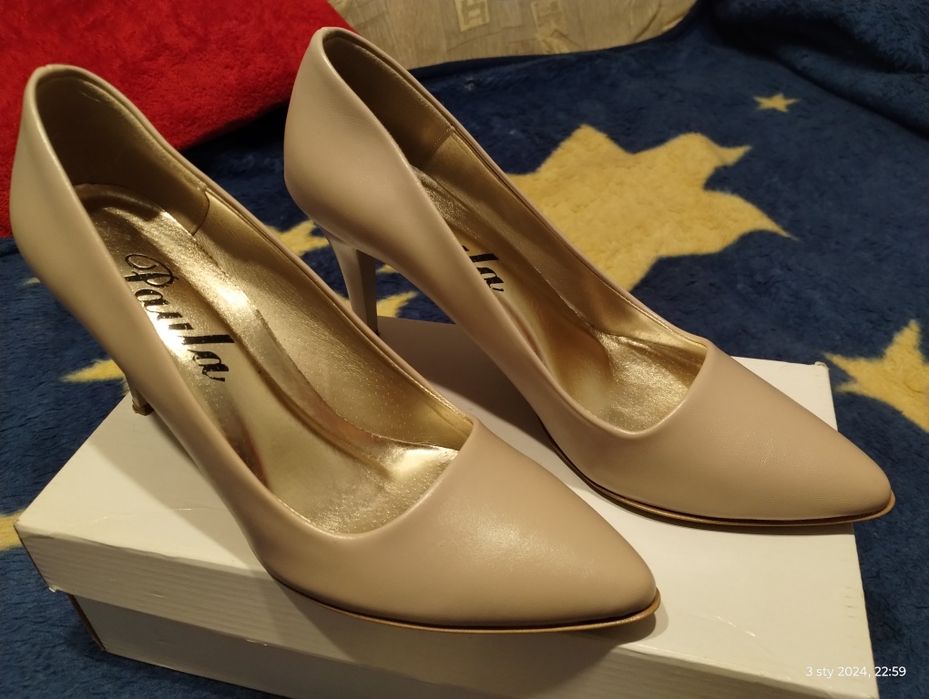 Piękne Czółenka matowe beżowe szpilka 40