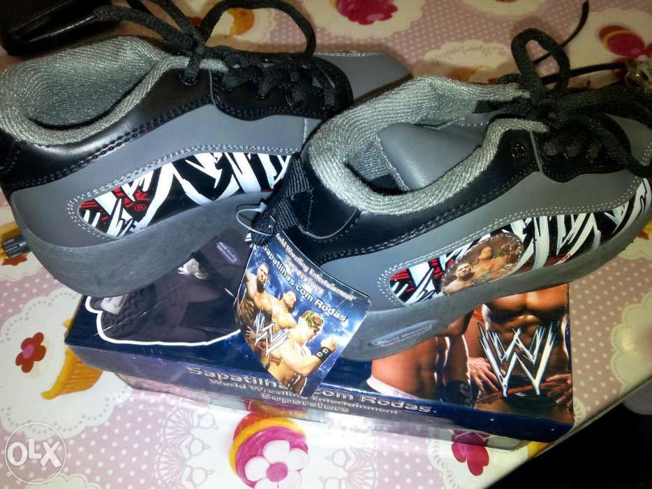 Vende se tênis de rodinhas