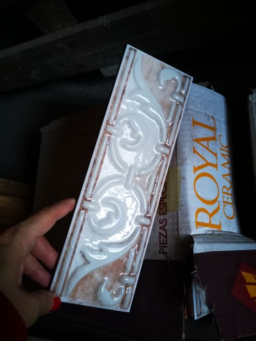 Vendo varios azuleijos utilizados para cozinha