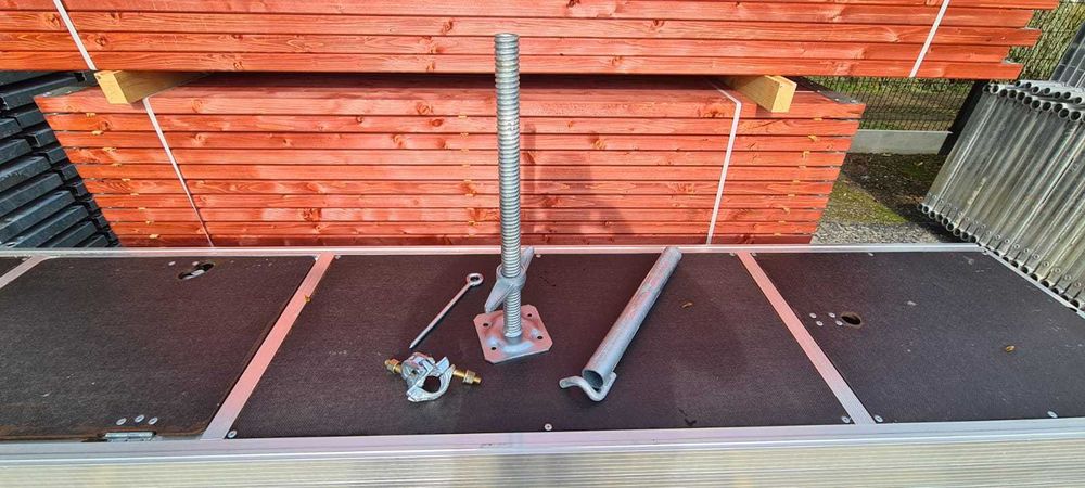 Nowe rusztowanie aluminiowe i podesty drewniane Plettac 4,4 m X 15 m =65 M2 możliwość dowolnej konfiguracji