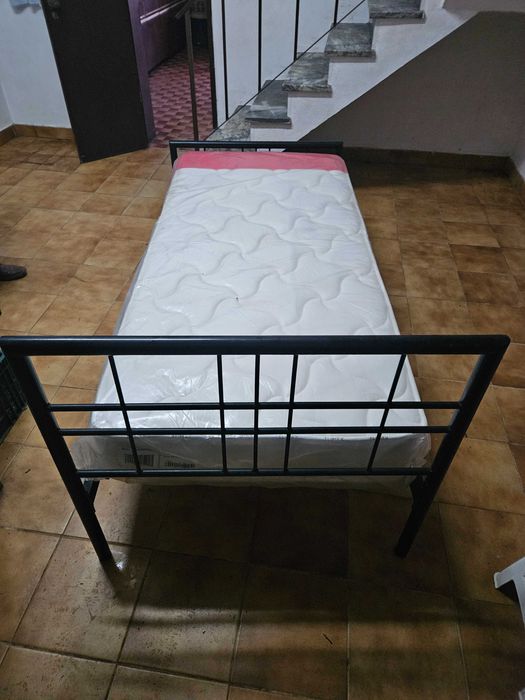 Cama individual com colchão