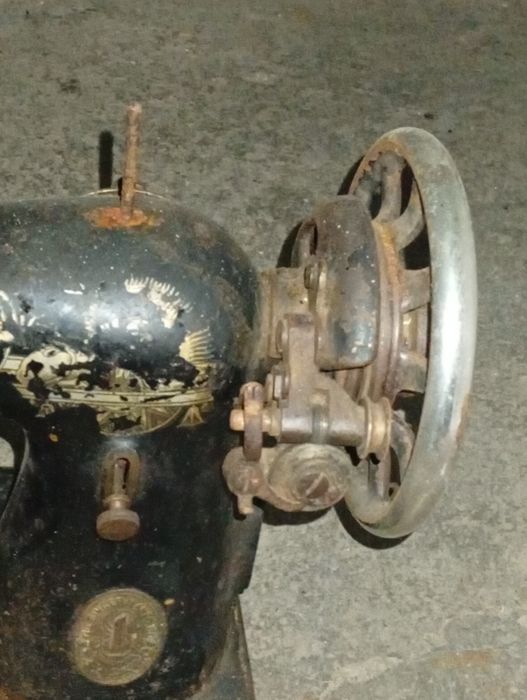 Máquina de Costura muito antiga precisa reparação