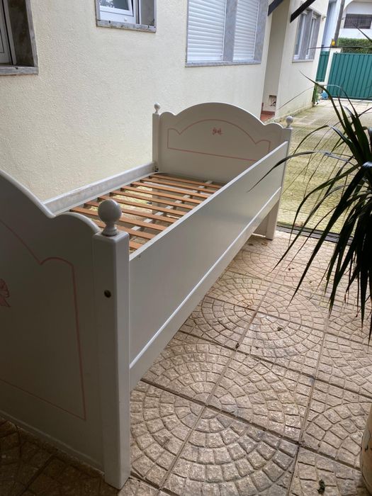 Cama branca com detalhes cor de rosa