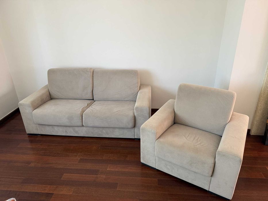 Conjunto de Sofás Brancos (2 e 3 Lugares)