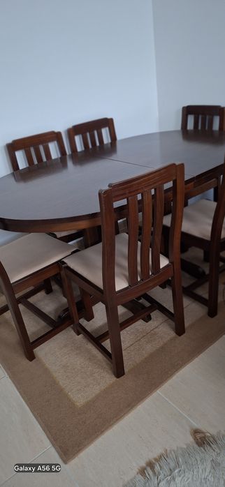 Mesa de jantar em mogno extensiva ,com 6 cadeiras em otimo estado consevadissimo .Madeira macissa. Retirada por conta do comprador. Peniche .