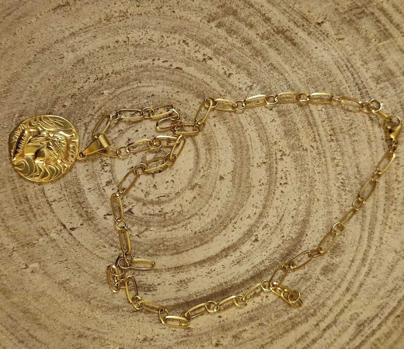 Colar dourado em aço inoxidável