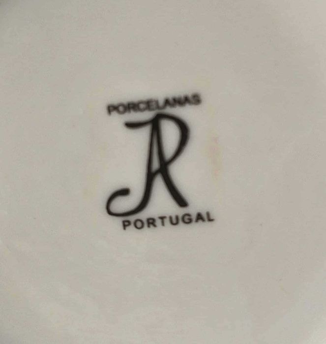 Bule com prato, em porcelana.