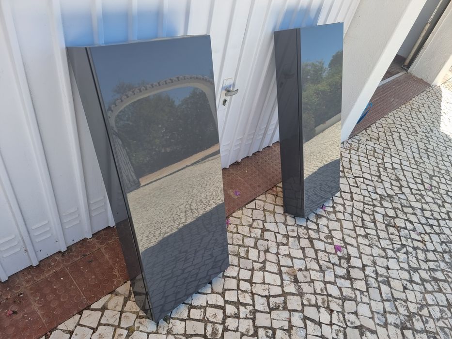 Dois moveis de casa de banho.