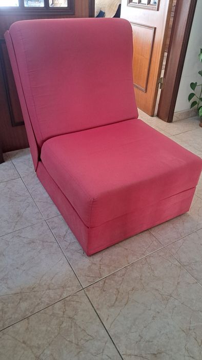 Sofá cama de cor rosa