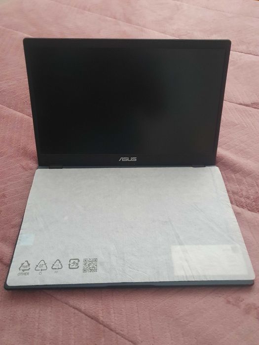 Newly purchased Asus laptop, hardly used64752319775234123
