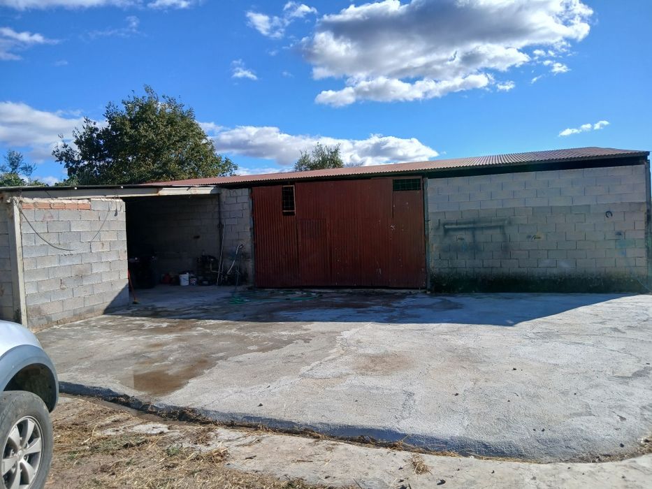 Terreno com pavilhão com 200 metros quadrados e mais anexos