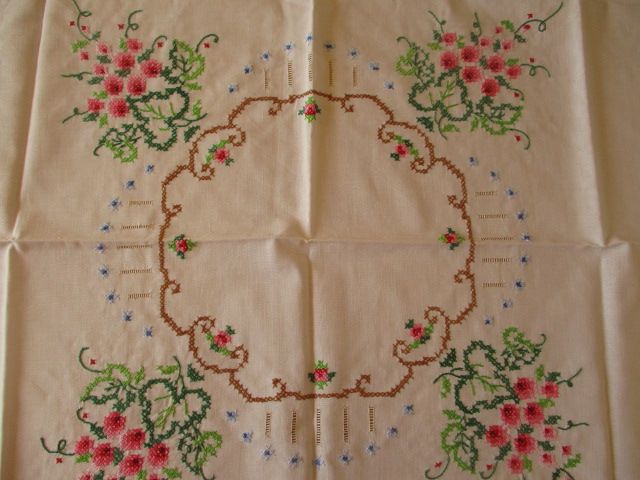 Toalha bordada [82 x 82 cm]