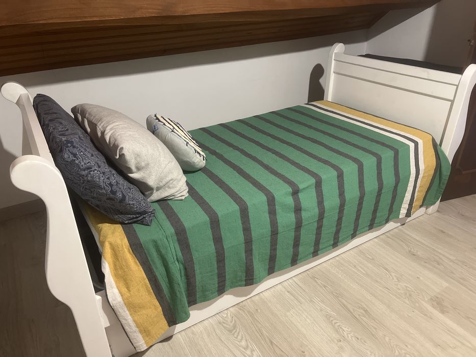 Cama de solteiro dupla com colchões