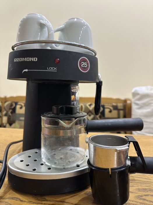 Кофеварка рожкова Кавоварка еспресо REDMOND RCM-1502
