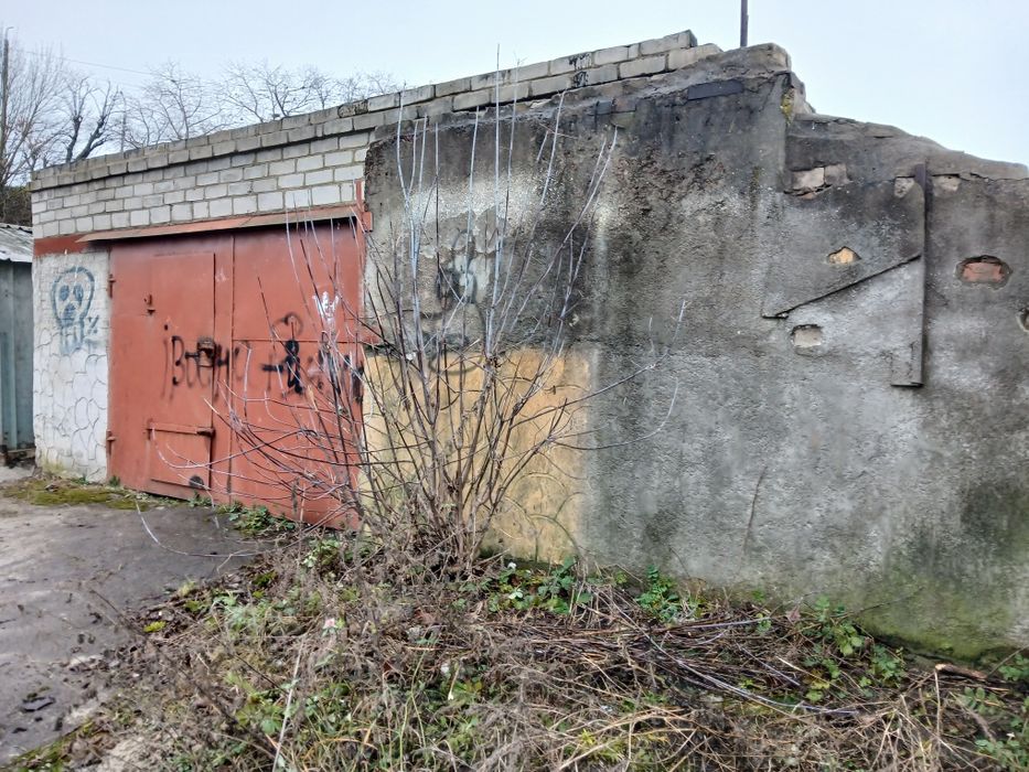 Гараж в районі м'ясокомбінату, з приватированою землею.
