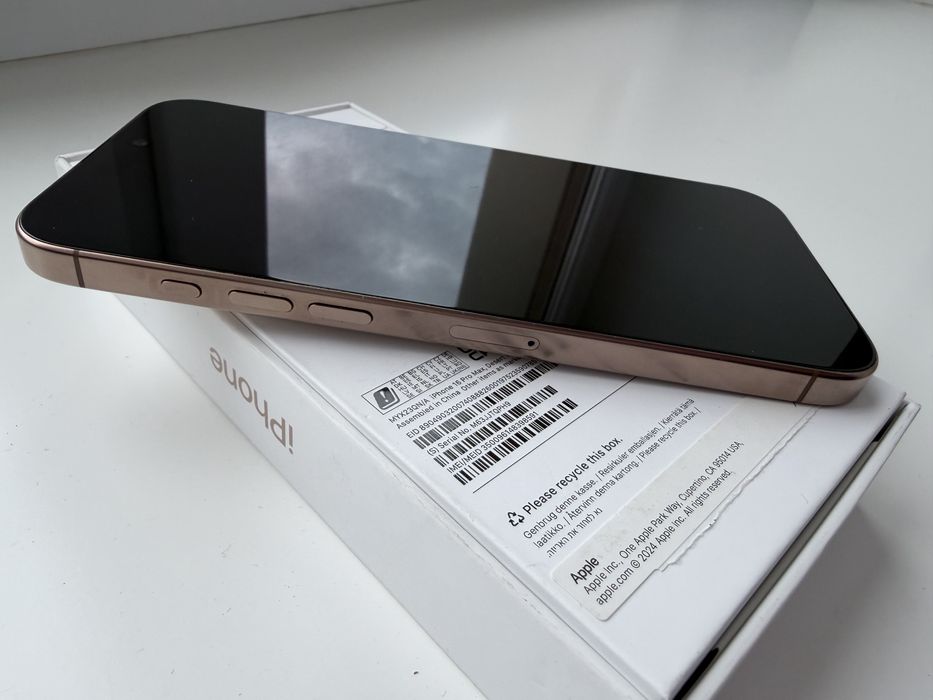 Apple iPhone 16 Pro Max 512Gb Desert Titanium + чохли