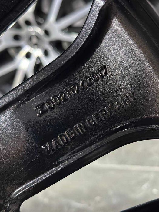 ОРИГІНАЛЬНІ різноширокі диски R20 для MERCEDES EQC