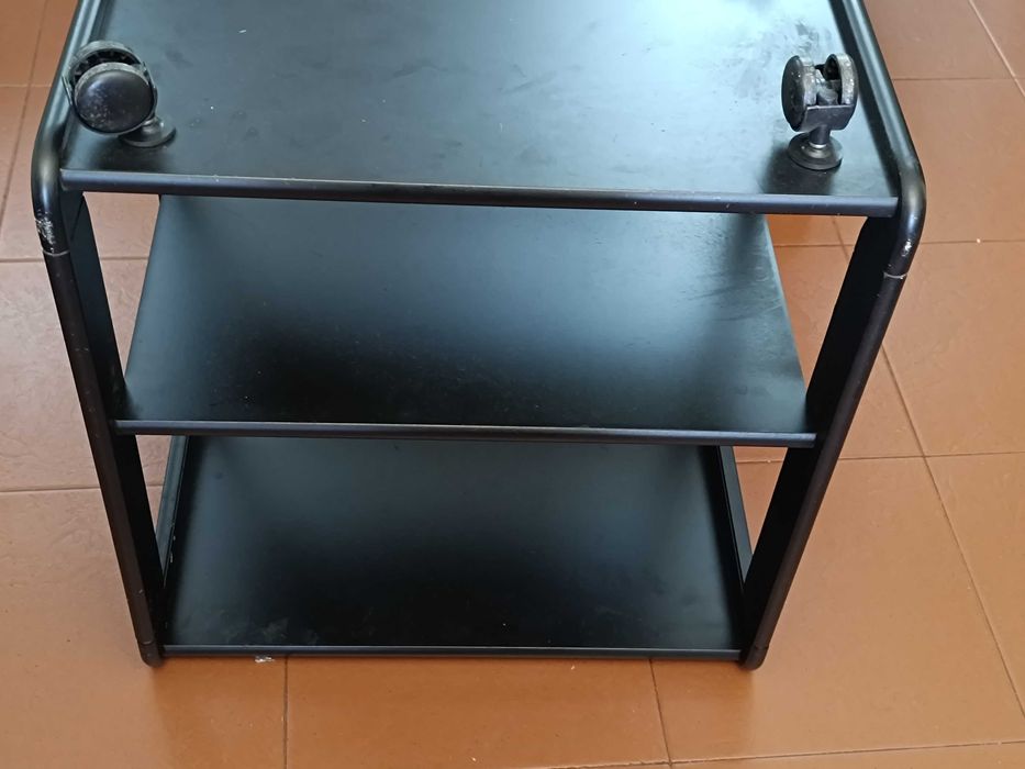 Mesa antiga com rodas