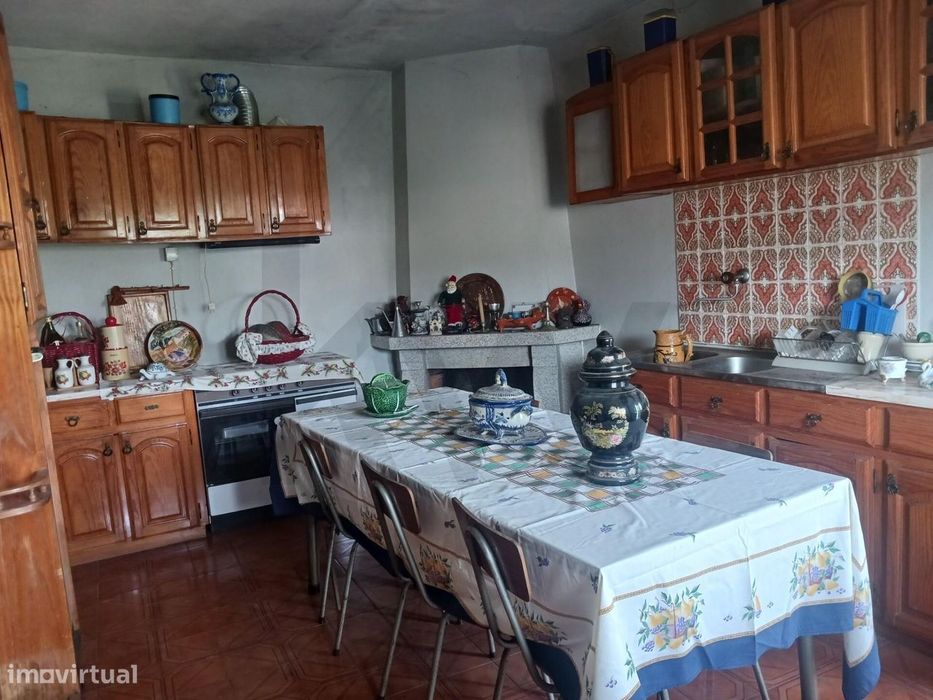 Moradia com terreno, composta por T2 no Rés-do-chão e T2 no 1.º Andar,