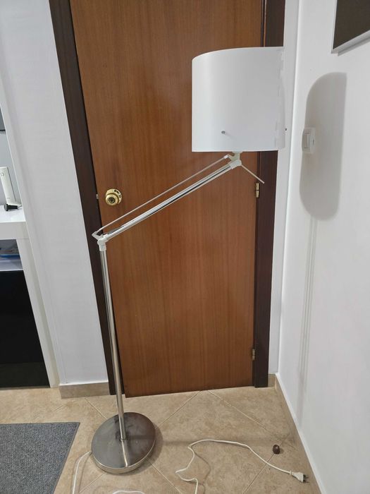 Candeeiro de pé alto