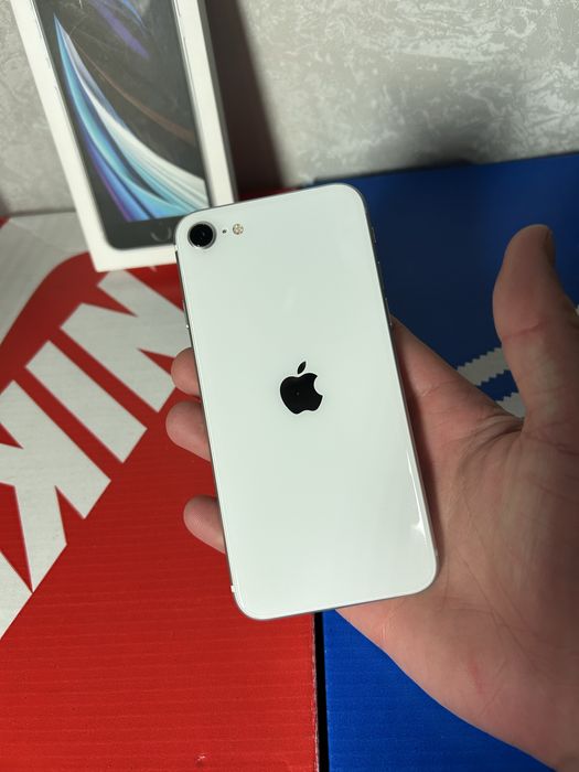 Айфон Се 2020 року