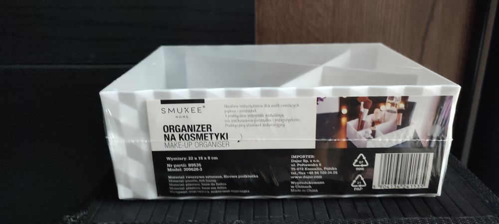 Organizer na kosmetyki i biżuterię