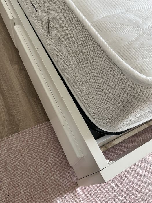 Cama de solteiro em madeira maciça lacada com gavetões e colchão