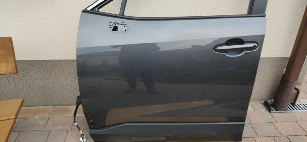 Sprzedam drzwi lewy przód toyota raf 4  rok 2020 mało uszkodzone .