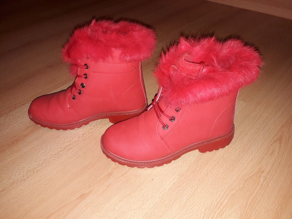Botas vermelhas impermeáveis