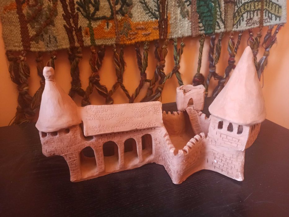 Małe dzieło sztuki – zamek z wypalonej gliny