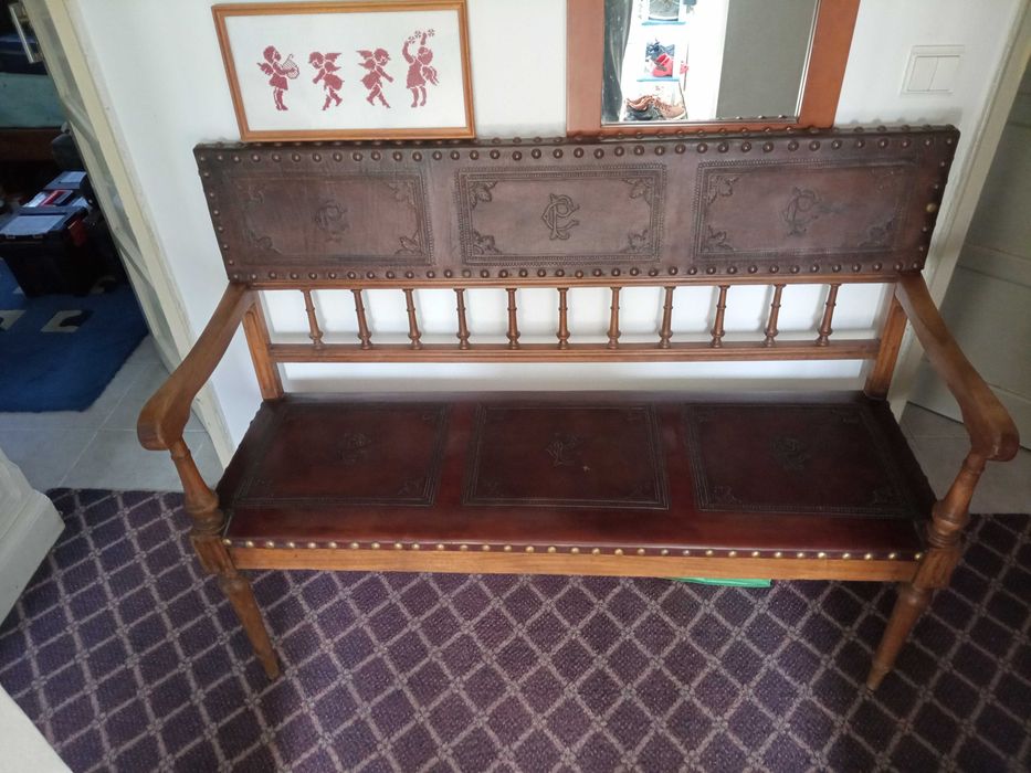 Banco vintage de 3 lugares em pele.