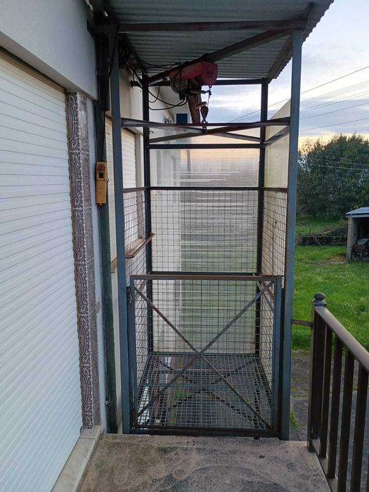 Fantástico elevador de exterior para moradias.