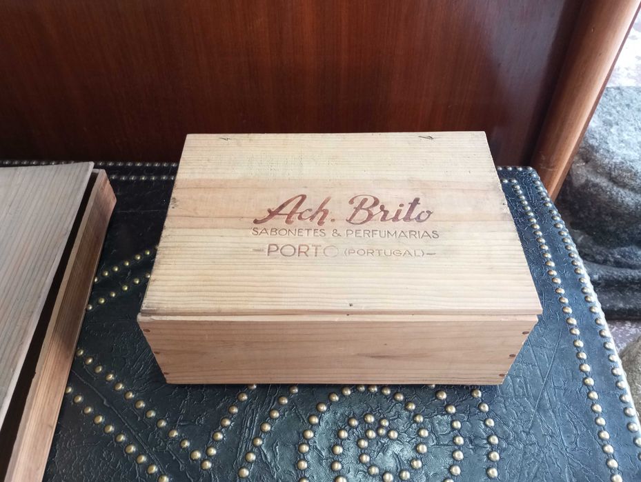 Antigas caixas publicitárias Claus e Ach. Brito em madeira