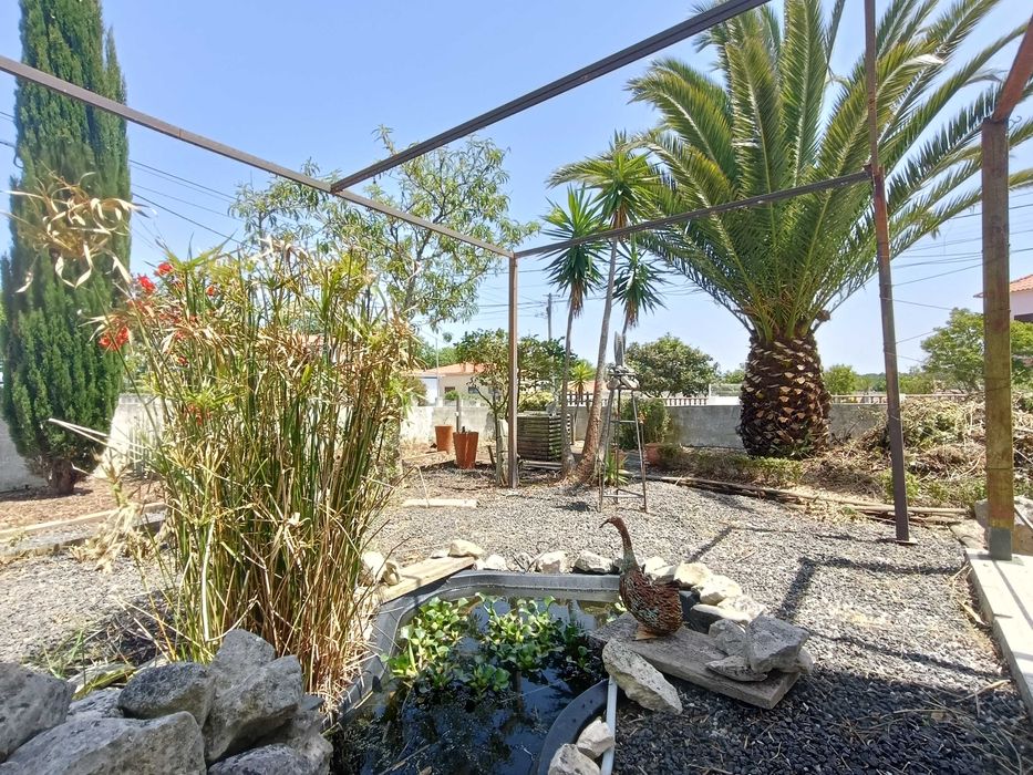 Apartamento renovado com jardim e garagem