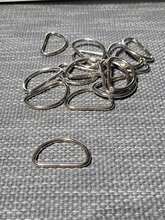 Półkola metalowe w kolorze srebrnym. 25 mm Dostępne 9 sztuk