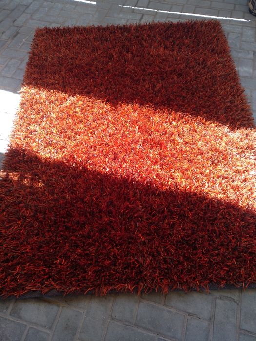 Carpete laranja e castanho