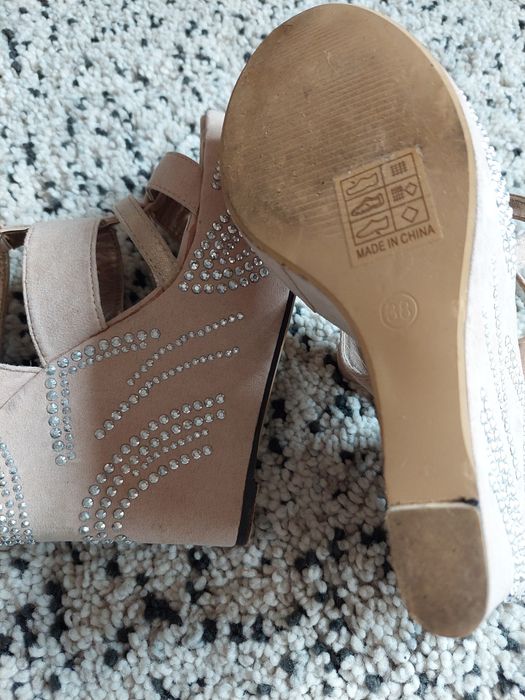 Sandálias bege com aplicações