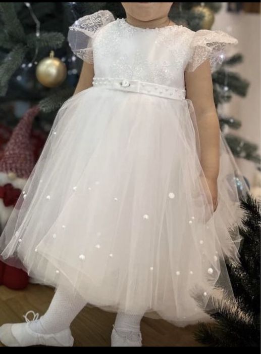 Біла сукня на 2-3 рочки