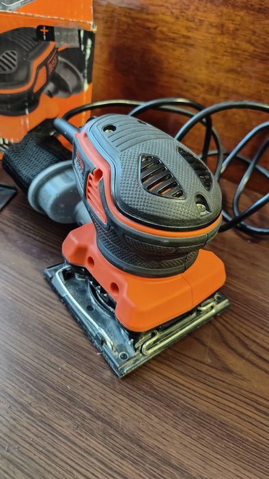 Вібраційна шліфувальна машинка Black+Decker