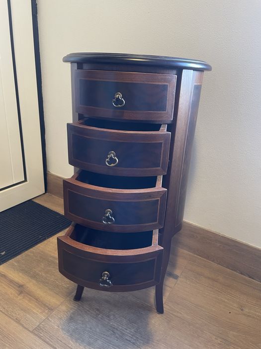 Mesa de cabeceira e mesa de apoio em raiz nogueira