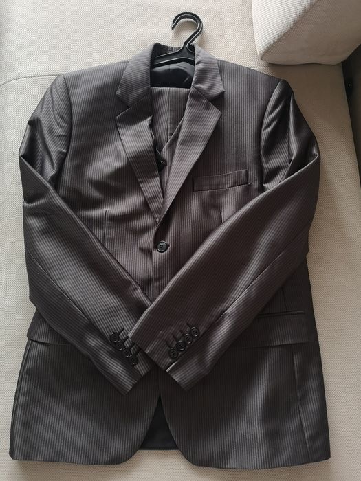 Szary/grafitowy garnitur + kamizelka Aljeka rozmiar 48