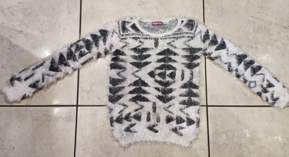 Sweterek dziewczęcy rozmiar 122/128