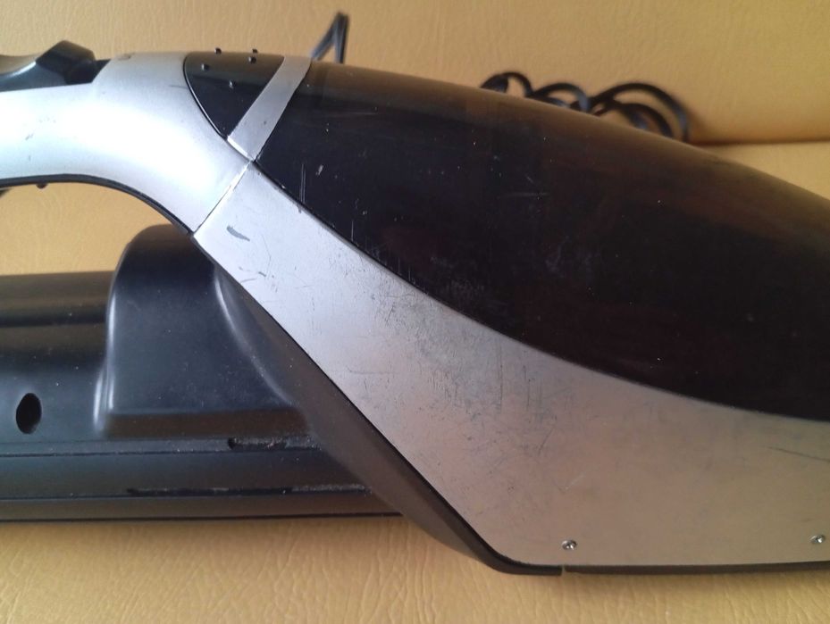 Aspirador de carro Lervia. Com marcas de uso, mas a funcionar.