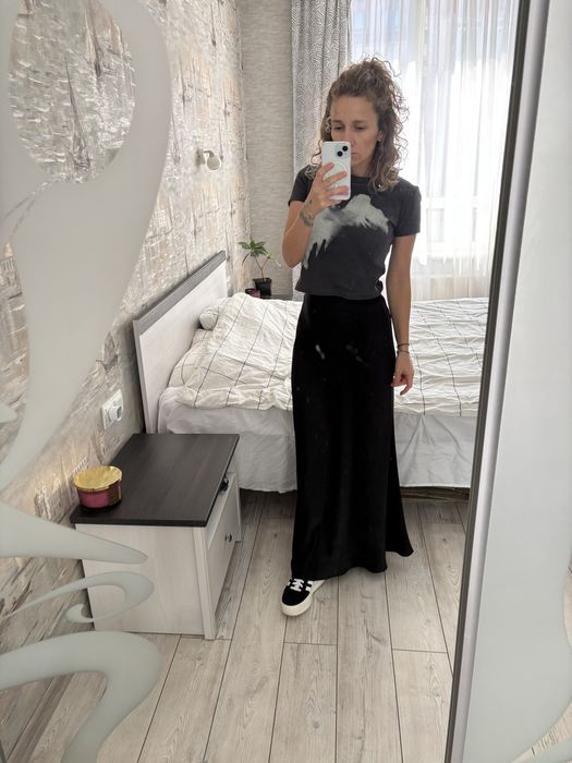чорна сатинова спідниця