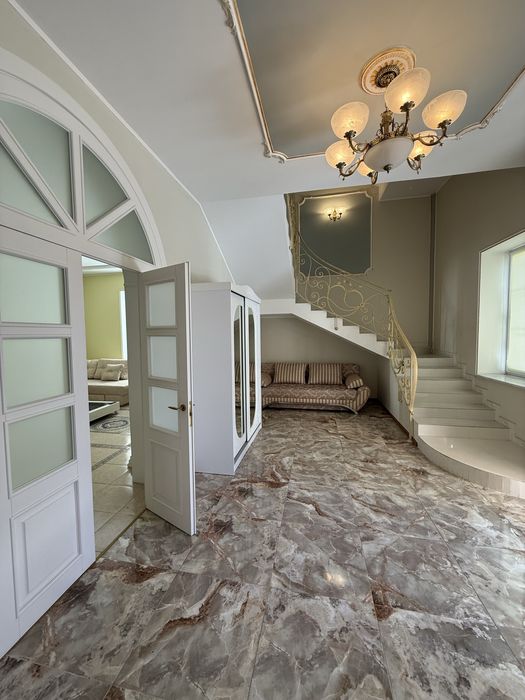 Аренда шикарного дома на Звиренецкой,Печерск,Посольства,бассейн,камин