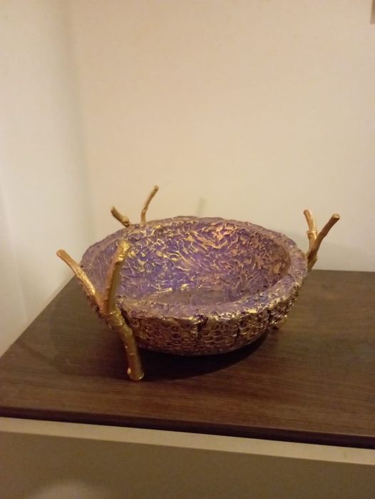 Centro de mesa com galhos metálicos