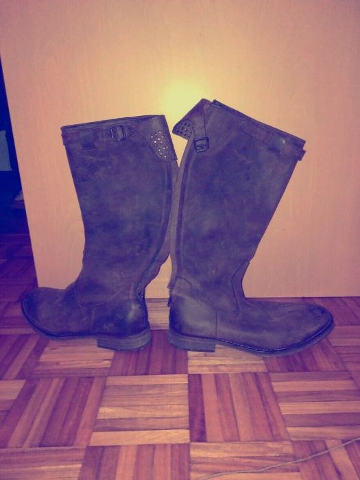 Vende-se botas em pele