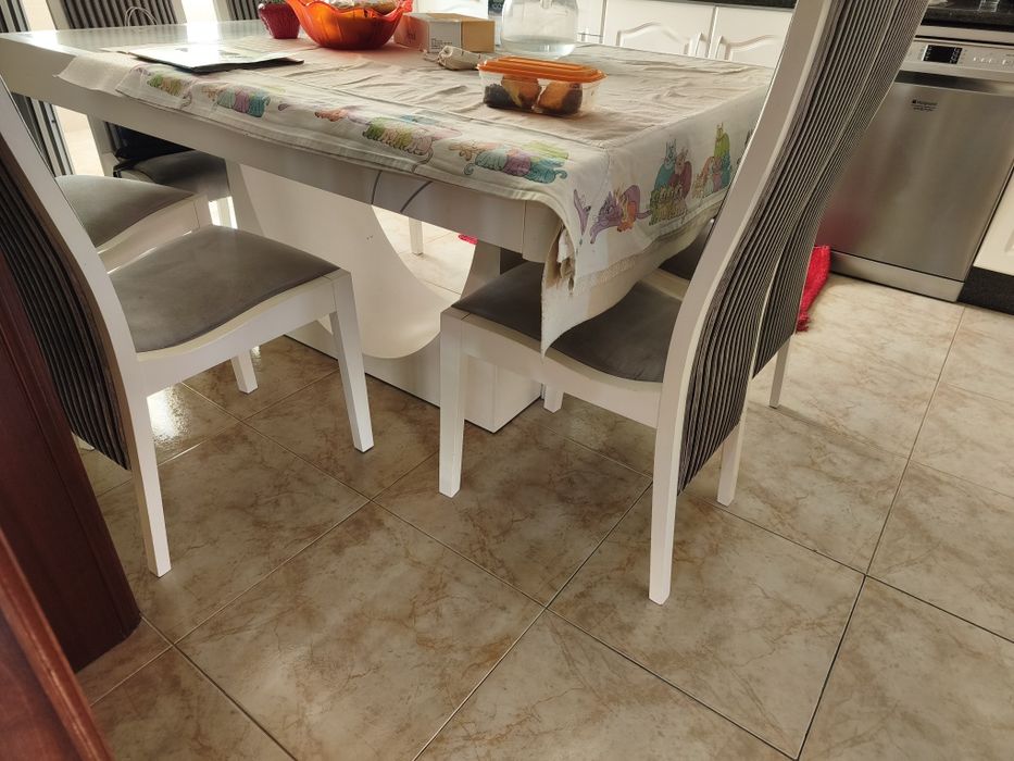 Mesa com base de vidro extensível e 6 cadeiras
