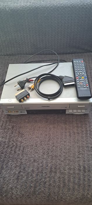 Відеомагнітофон Toshiba V622 EW