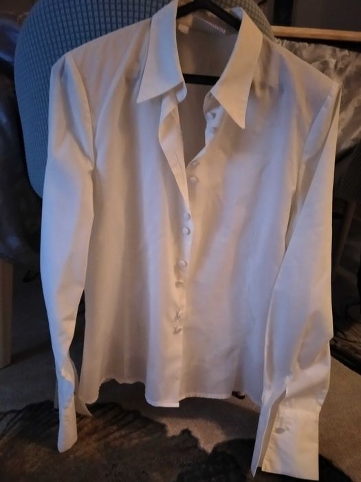 Blusa branca com botões forrados e manga comprida